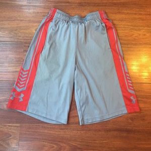 Under Armour shorts YXL. Grey/red.